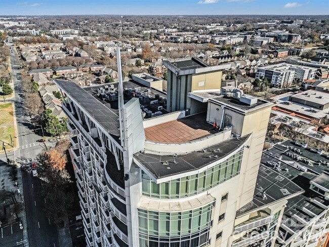 Building Photo - 505 E 6th St