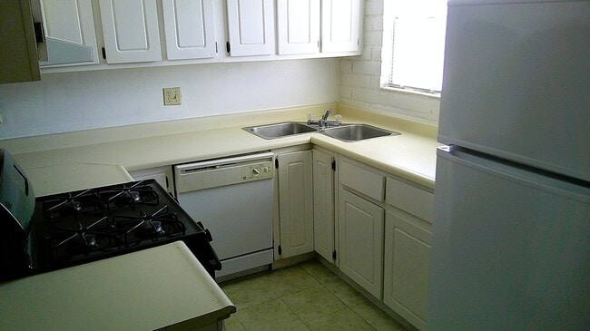 Building Photo - Adorable Single Level Eastside Duplex With Evaporative Air Located In Quiet Neighborhood