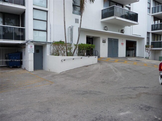 Building Photo - 3625 N Country Club Dr