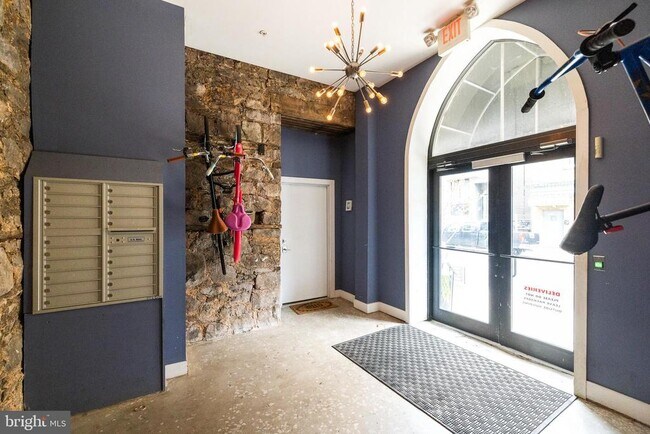 Building Photo - 2701 W Girard Ave