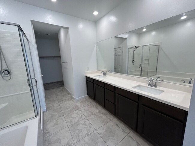 Building Photo - 3 bedroom townhome in Henderston gated community