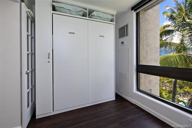Building Photo - 1 bedroom, den with murphy bed, 1 cov parking, tropical grounds with pool, tennis courts +++++++