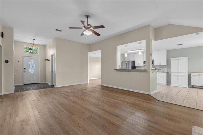 Building Photo - 206 Evergreen Cir
