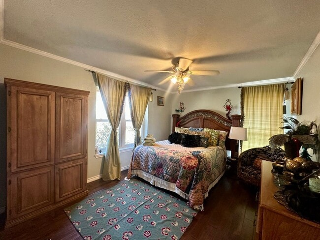 Building Photo - Stunning, fully furnished 3-bedroom, 2-bath lakefront home on Lake Palestine!