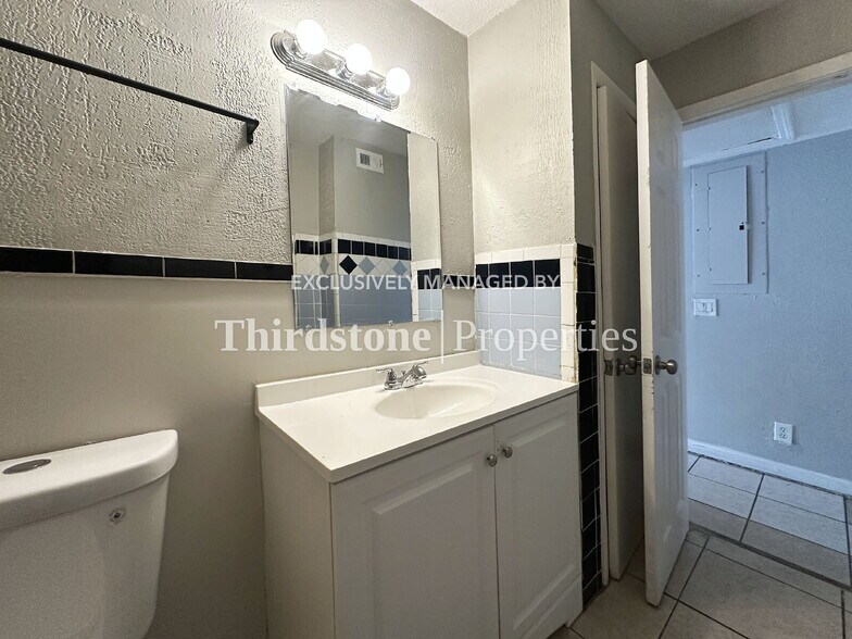 Building Photo - 3308 Haines St