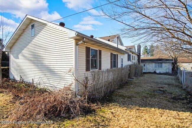 Building Photo - 134 Lampman St