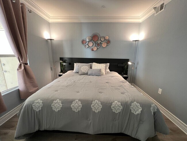 Building Photo - Meridian Fully Furnished Studio Condo - Re...