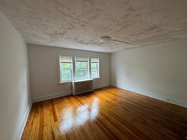Building Photo - 445 S 17th St
