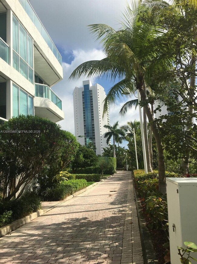 Building Photo - 16500 Collins Ave