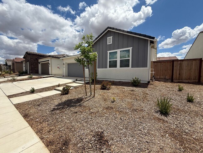 Building Photo - 3 bedroom, 2 bathroom home located in the vibrant community of Madera, CA