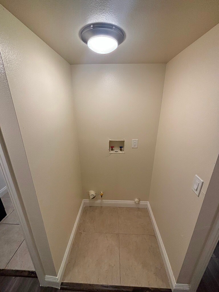 Building Photo - 539 W 93rd St