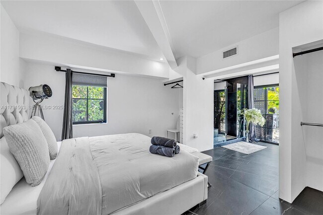 Building Photo - 560 NW 116th Terrace