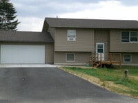 Building Photo - Spacious 6BD 2BA House