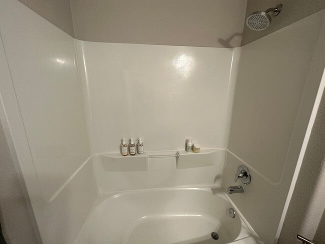 Building Photo - Beautiful Spacious Home!! Don't miss this ...
