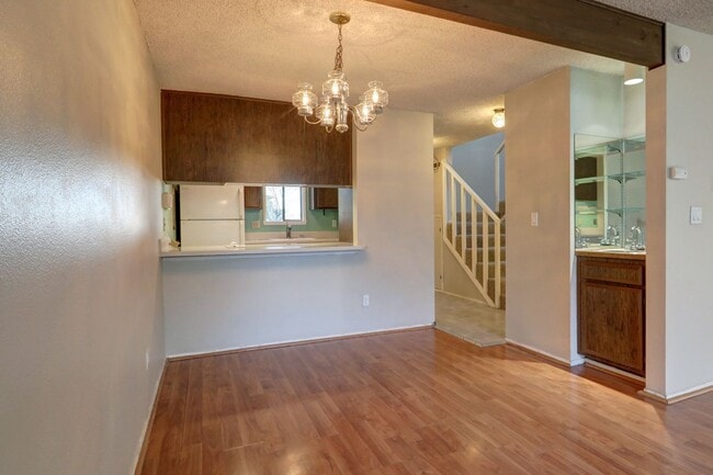 Building Photo - Very Nice 2 Bedroom Kent Valley Townhome, Great Location!