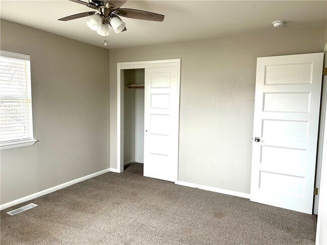 Building Photo - 301 Crestview Dr