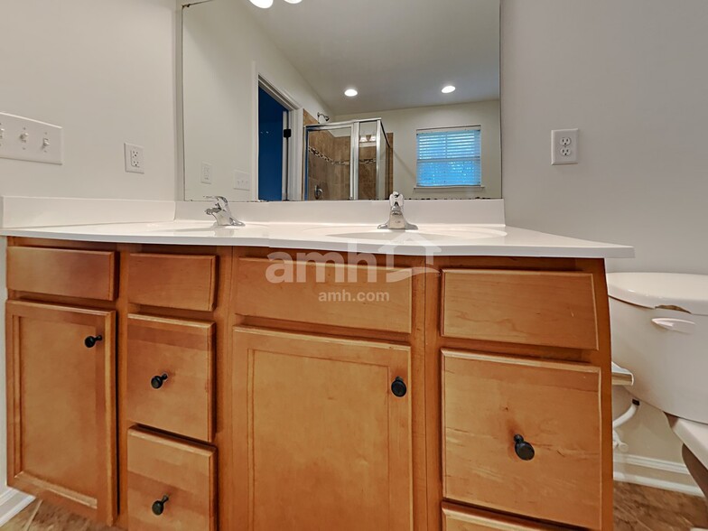 Building Photo - 7184 Kenyon Dr