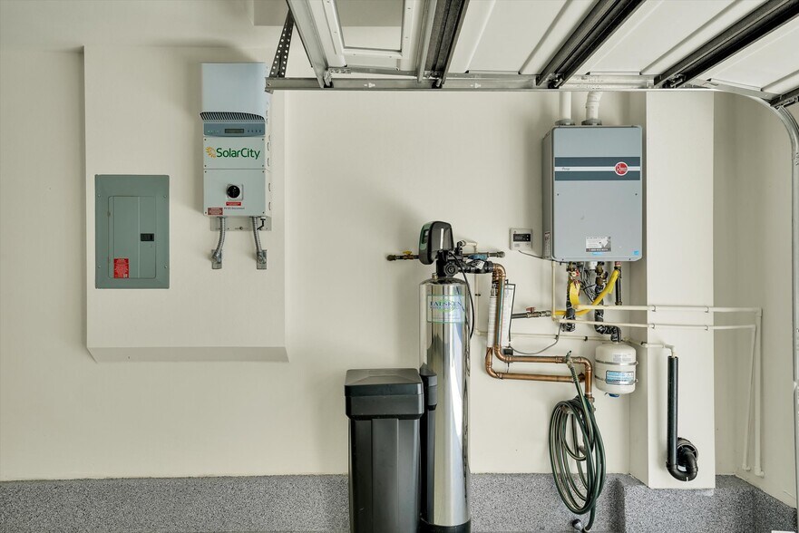 Building Photo - 1512 W Artesia Sq