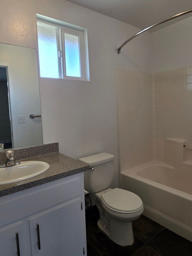 Building Photo - 315 Warren Ave