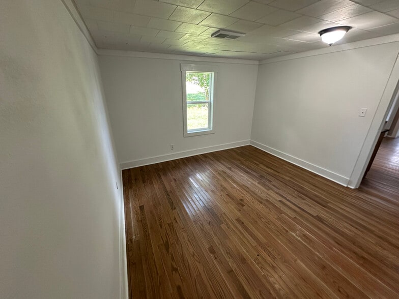 Building Photo - 204 S 11th St