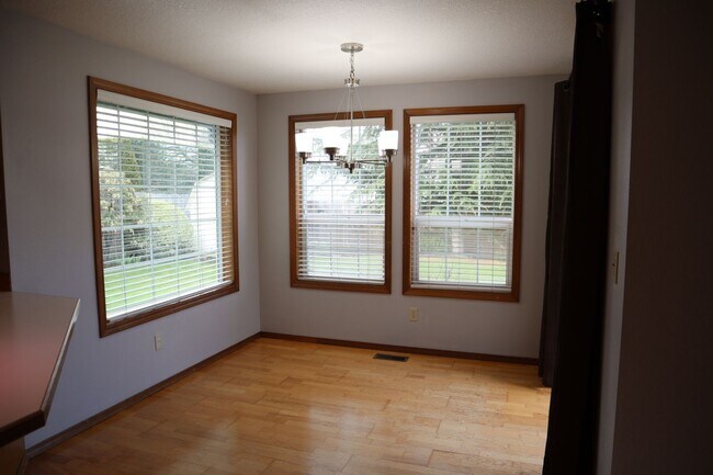 Building Photo - 1508 SE Solomon Loop