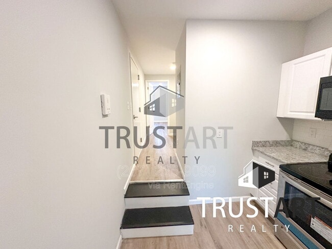 Building Photo - 2404 W Thompson St