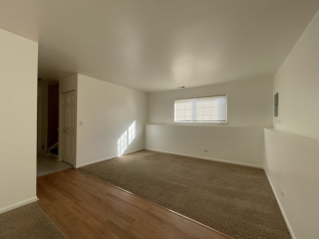 Building Photo - 341 Holiday Ln
