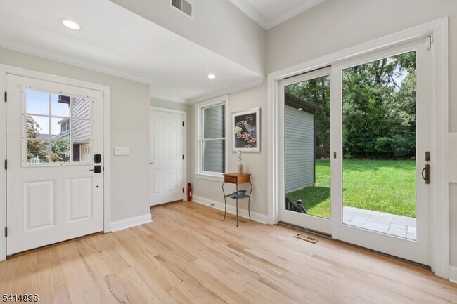 Building Photo - 5 Shores Rd