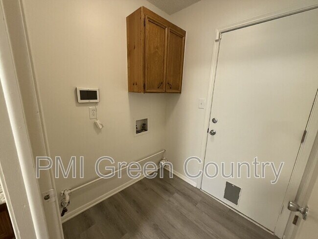 Building Photo - 4722 S 72nd E Ave