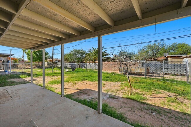 Building Photo - Pending/ Rented - Beautifully Remodeled Home in a Central Tucson Location!
