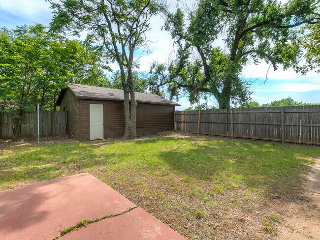 Building Photo - Updated DUPLEX + Minutes away from The Plaza, Paseo, Midtown, Uptown District!