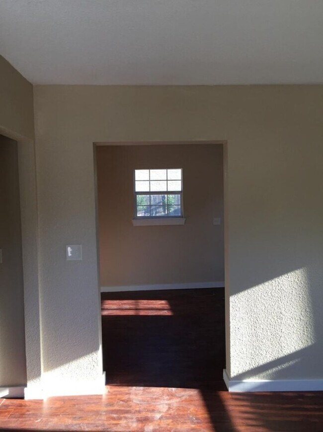 Building Photo - 710 Poinsettia St