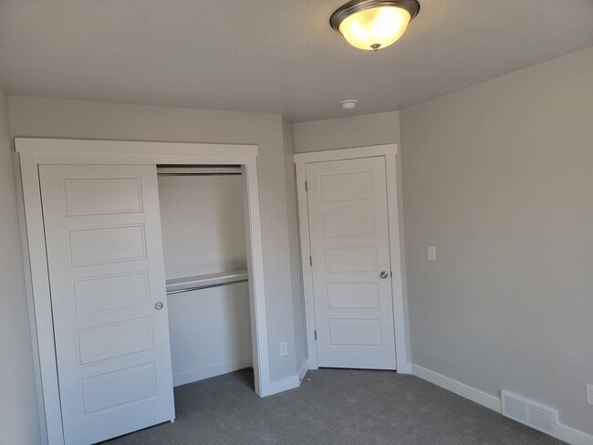 Building Photo - Stunning Townhomes!