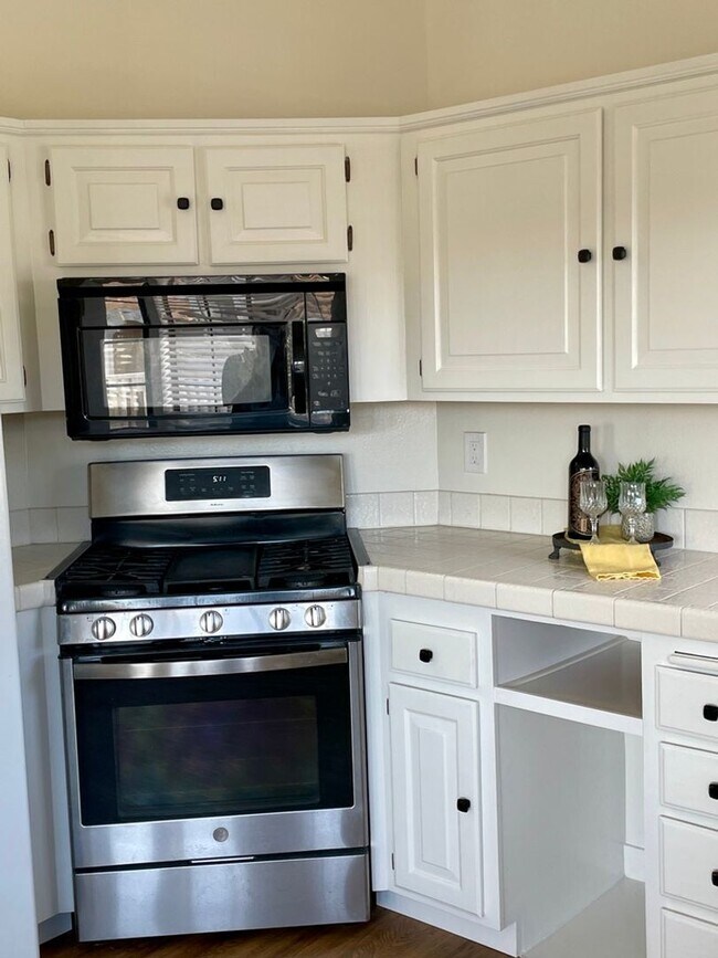 Building Photo - Welcome to Coastal Living at Its Finest!