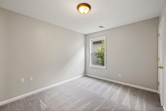 Building Photo - 377 Church St