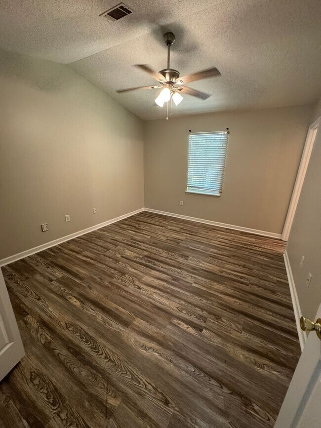 Building Photo - Cute 2 Bedroom Home in The Vineyard!