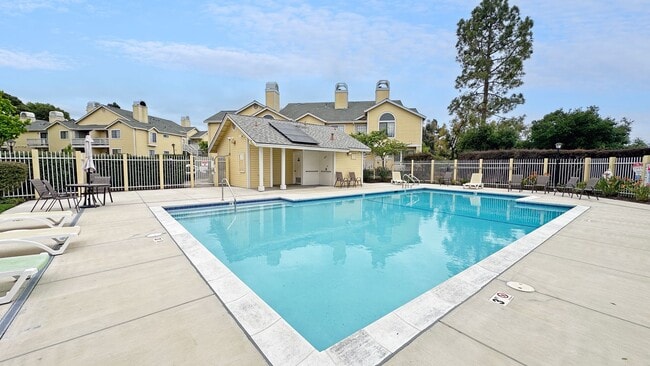 Building Photo - Lovely Upgraded 2-story Townhouse w/ Attached Garage, Guest Bathroom and Fireplace!