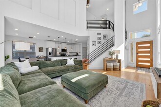 Building Photo - 2206 Hermia St