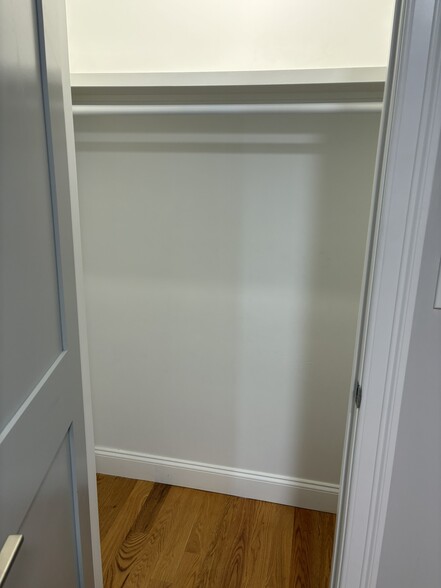 Building Photo - 595 Main St