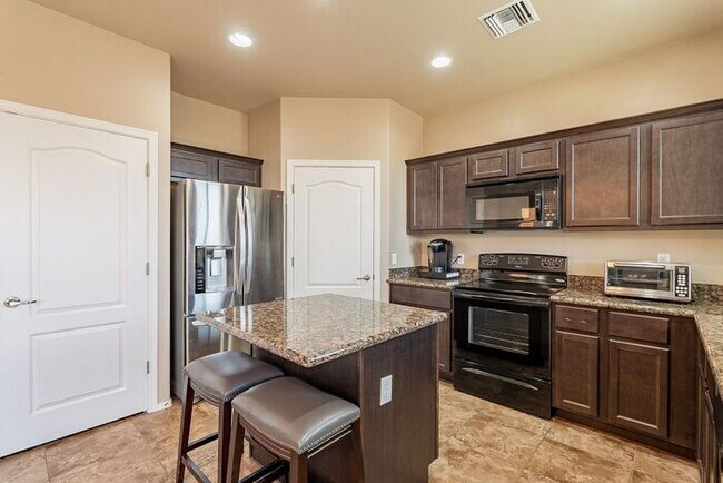 Building Photo - Spacious 3-Bed, 3-Bath Tucson Condo w/ Gar...