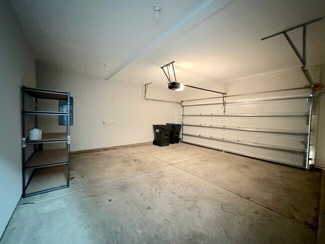 Building Photo - Beautiful 4 bedroom, 3 bath townhome end u...