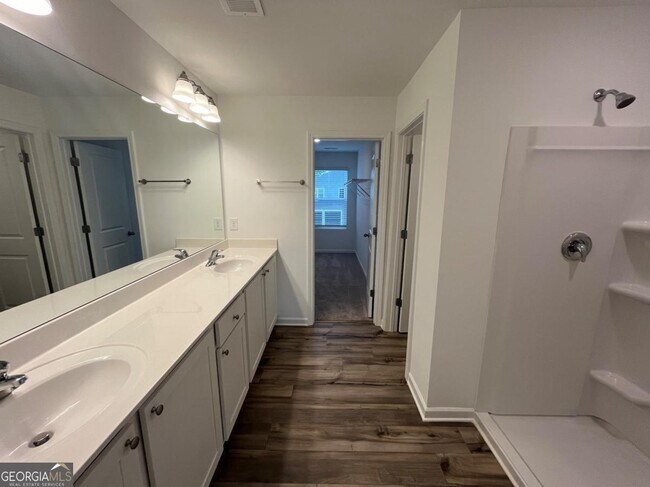 Building Photo - 2213 Boxwood Cir