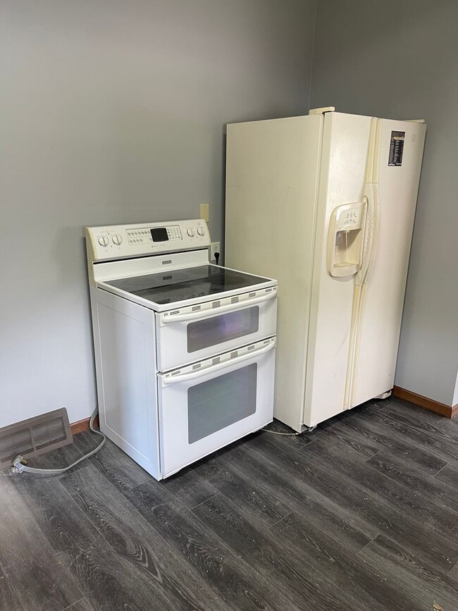 Building Photo - 2 Bedroom, 1 Bathroom Home located in Stan...