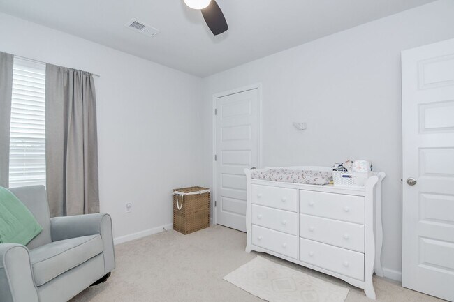 Building Photo - Beautiful 5 Bedroom 3 Bath