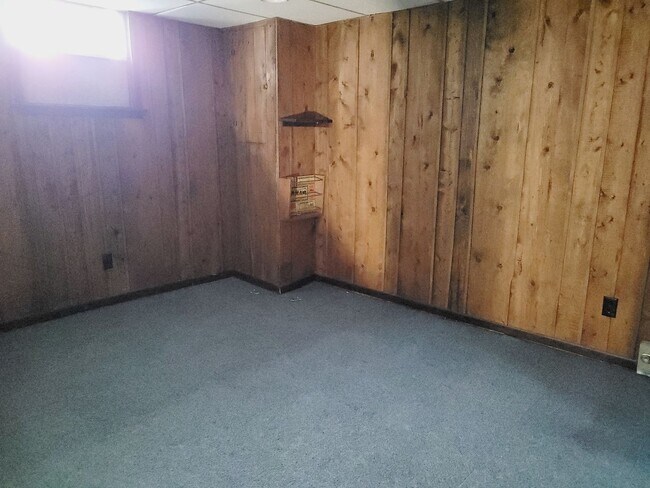 Building Photo - Great NE location 3 bedroom 1 bath, 1 stal...