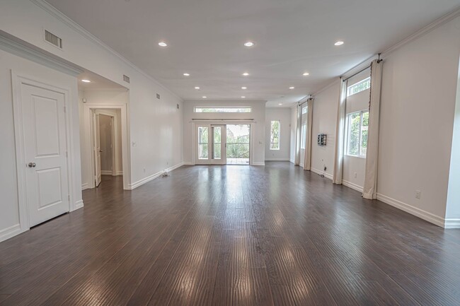 Building Photo - Woodland Hills Single Story 3 Bedroom Home...