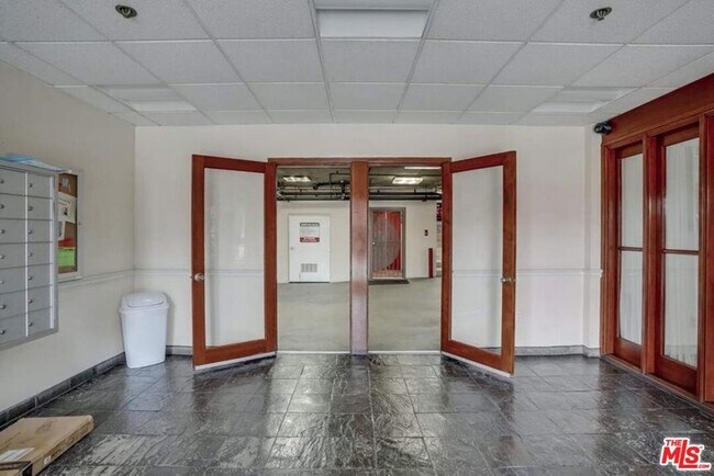 Garage Door Entrance - 3808 Stocker St