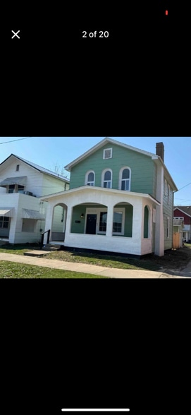 Building Photo - 822 9th St W