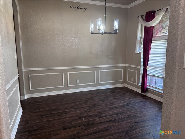 Building Photo - 2033 Catkins Ln