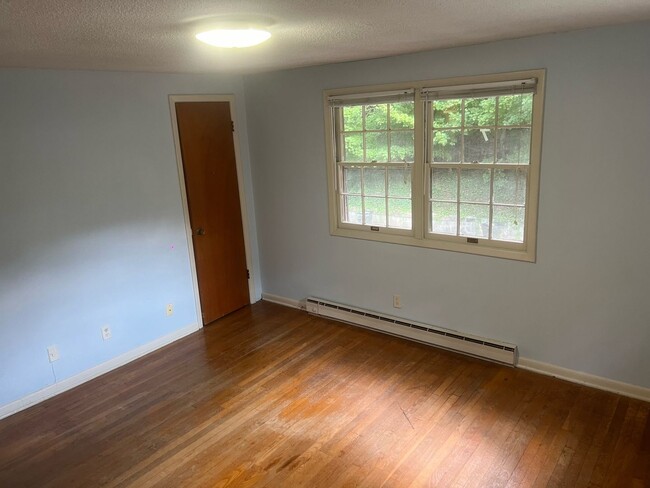 Building Photo - Spacious 2 Bedroom Minutes From UNC Campus